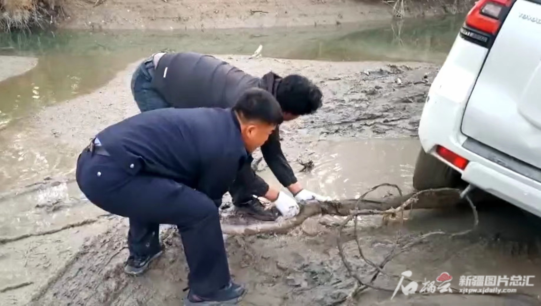 车陷泥救援电话_车陷泥里救援电话多少_汽车陷入泥坑救援多少钱